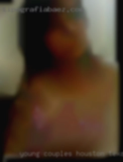 - young couples Houston, Texas looking for a threeway.